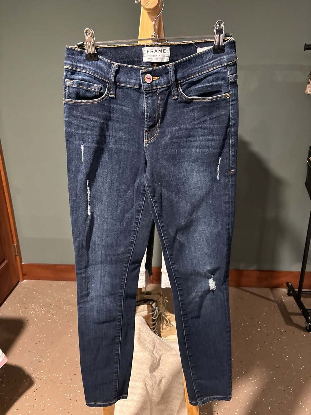 FRAME Le Skinny de Jeanne Distressed Skinny Jeans